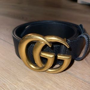 Black leather Gucci belt